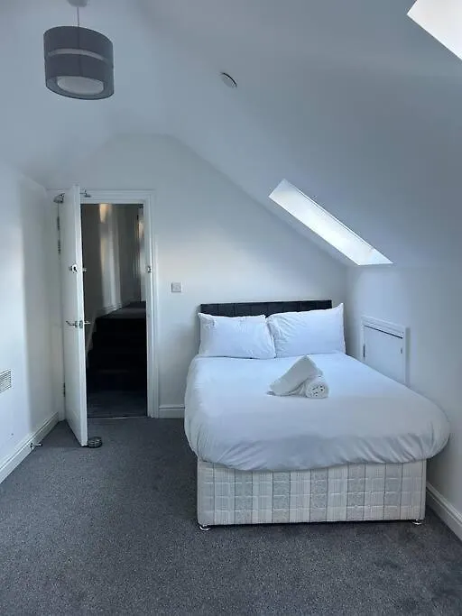 카디프 Large 4 Bed, Walking Distance To Centre - Sleeps 8 아파트