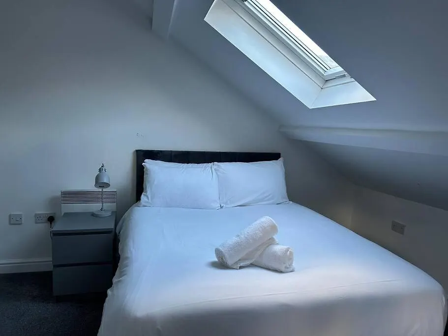 카디프 Large 4 Bed, Walking Distance To Centre - Sleeps 8 아파트 영국