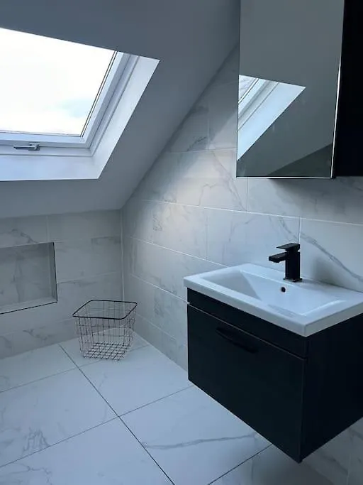 카디프 Large 4 Bed, Walking Distance To Centre - Sleeps 8 아파트